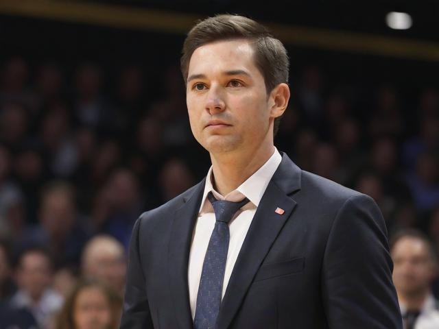 开云体育_ NBA教练的智慧：如何调整战术以应对变局？，nba教练布置战术