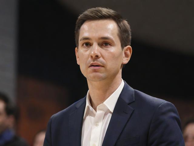 开云体育_ NBA裁判的新挑战：如何在高压下保持公正？，nba裁判的标准