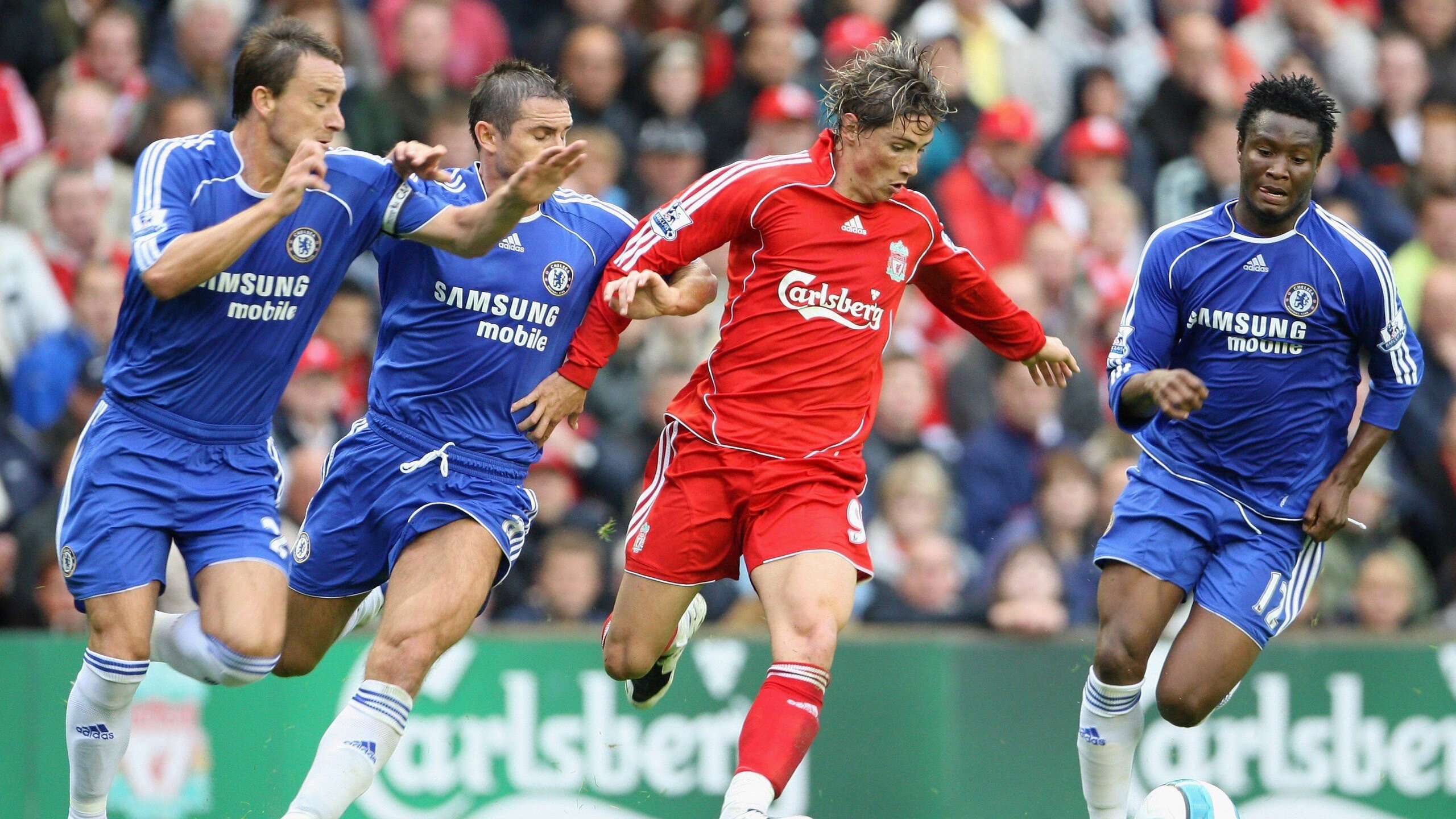 女子双打激战正酣，东风队逆转夺冠